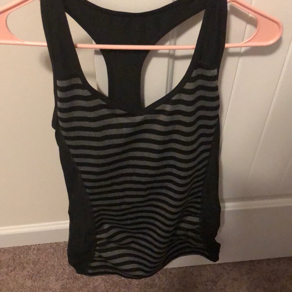 Workout top - Picture 2 of 3